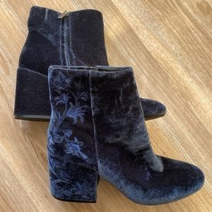 Kenneth Cole NY Womens Size 9
Rena Floral Embroidered Blue Velvet
Ankle Boots
